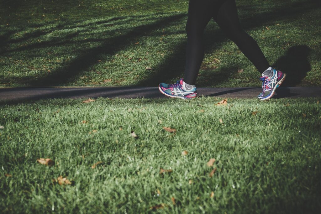 photographie illustrant une personne en baskets en train de marcher d'un pas dynamique