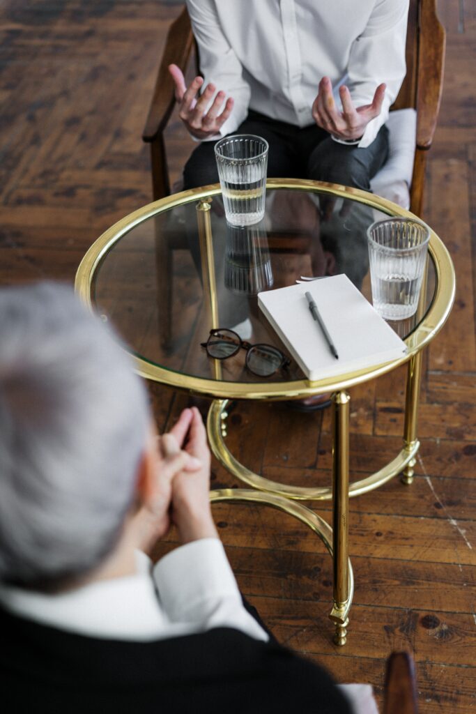 photographie représentant un entretien thérapeutique entre deux personnes