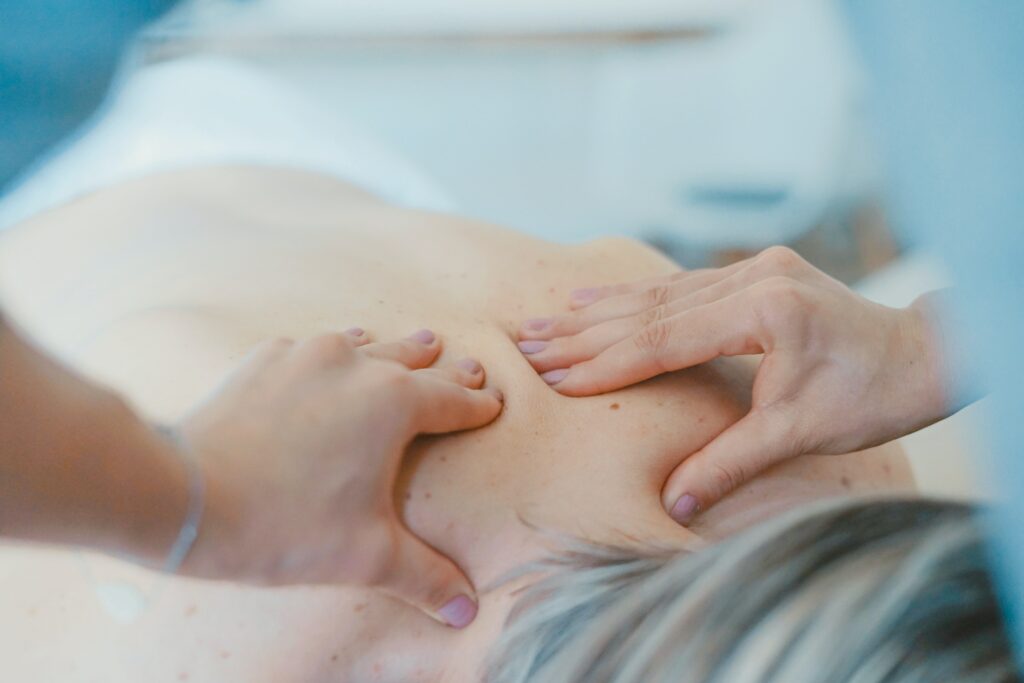 photographie illustrant une personne un train de recevoir un massage du dos