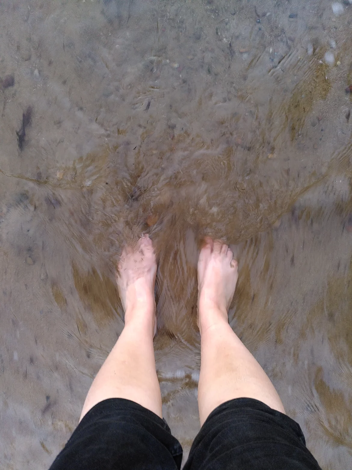 Bain de pieds dans la mer